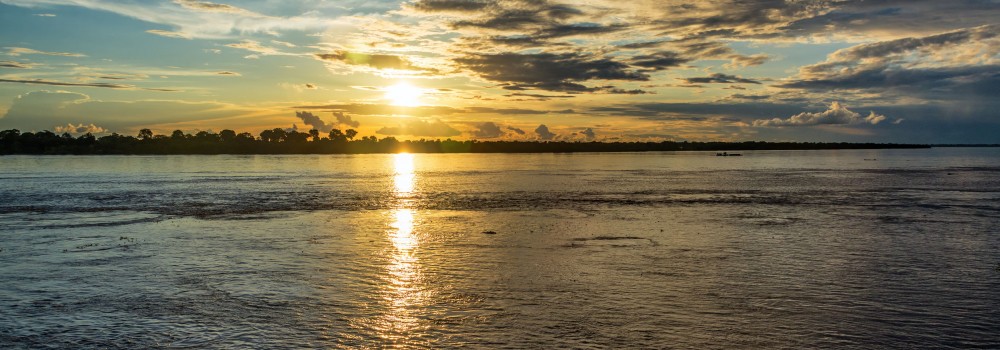 Amazonie beau coucher de soleil