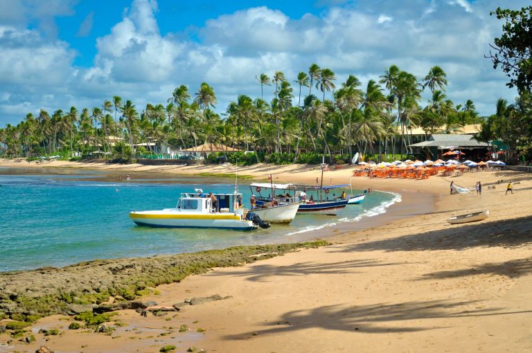 Bateaux devant la plage praia do Forte