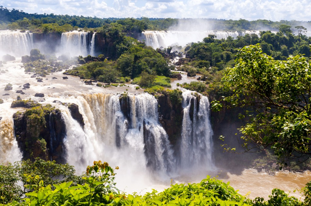 chutes Iguaçu dégageant nuage d'eau