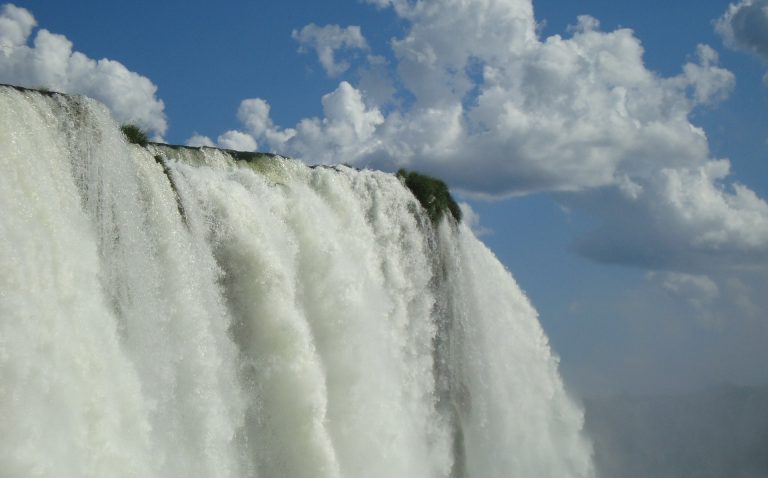 débit puissant chutes d'Iguaçu