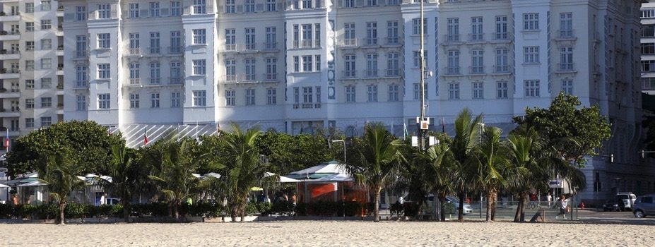 Façade avec palmiers hotel Copacabana Palace