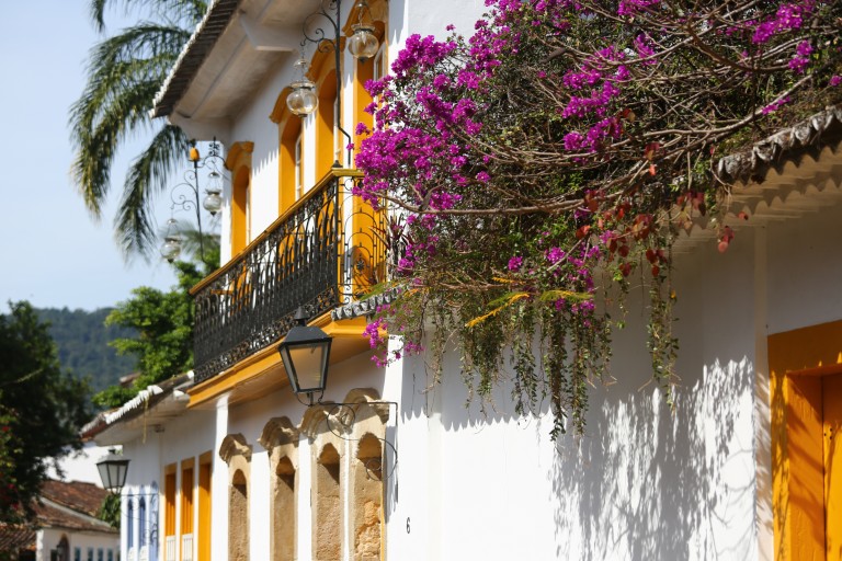 fleurs sur balcons Paraty