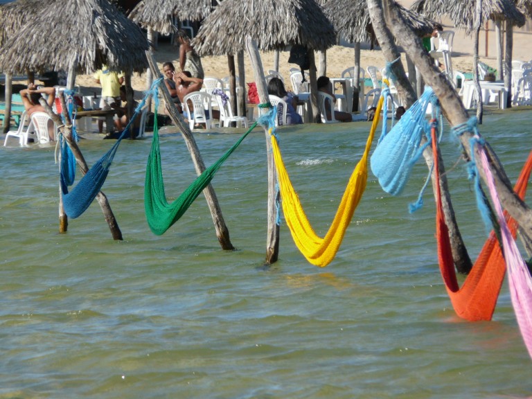 Hamacs colorés dans la lagune de Tatajuba_Jericoacoara