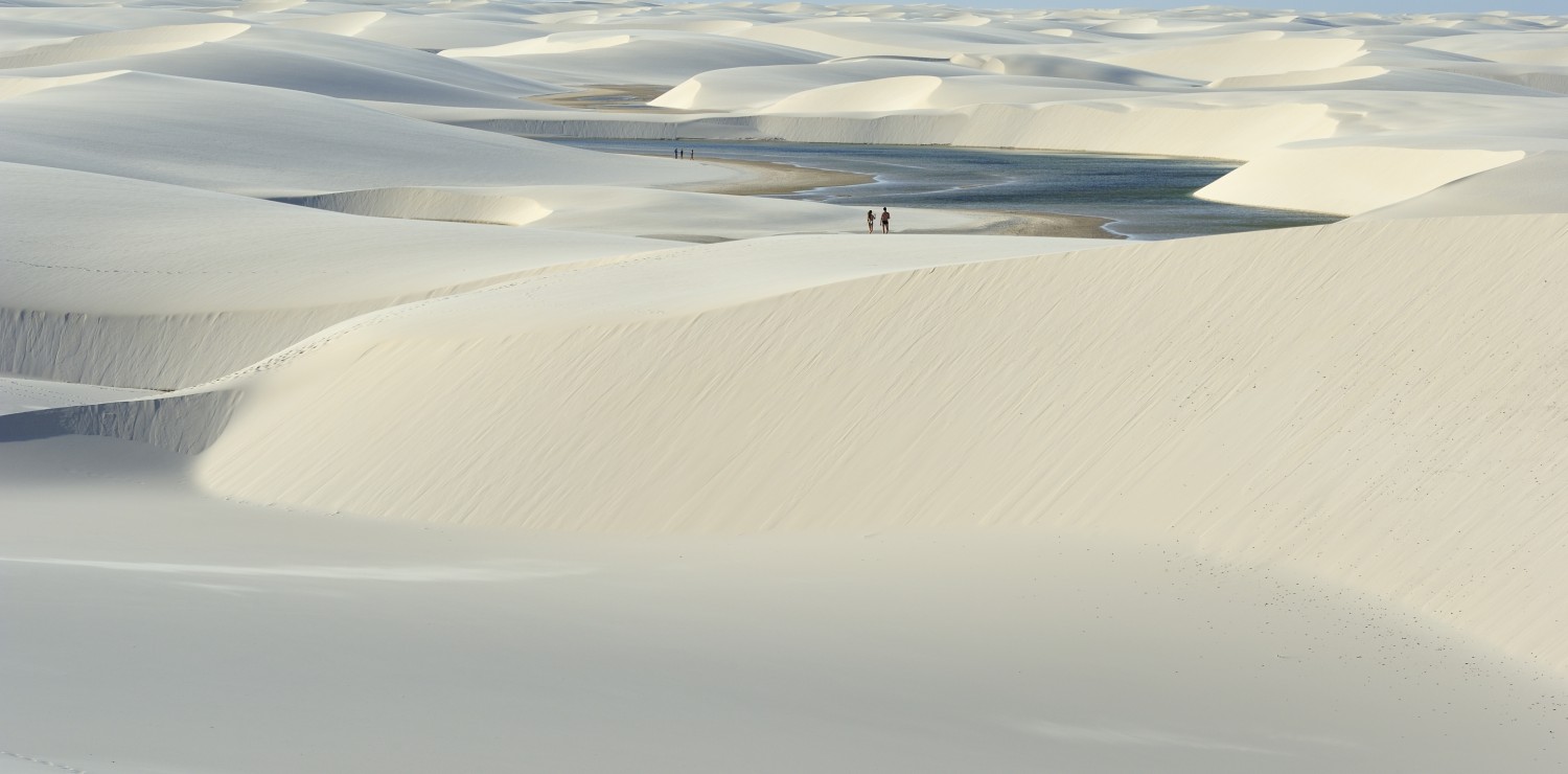 lençois Maranhenses couple marchant dans les dunes