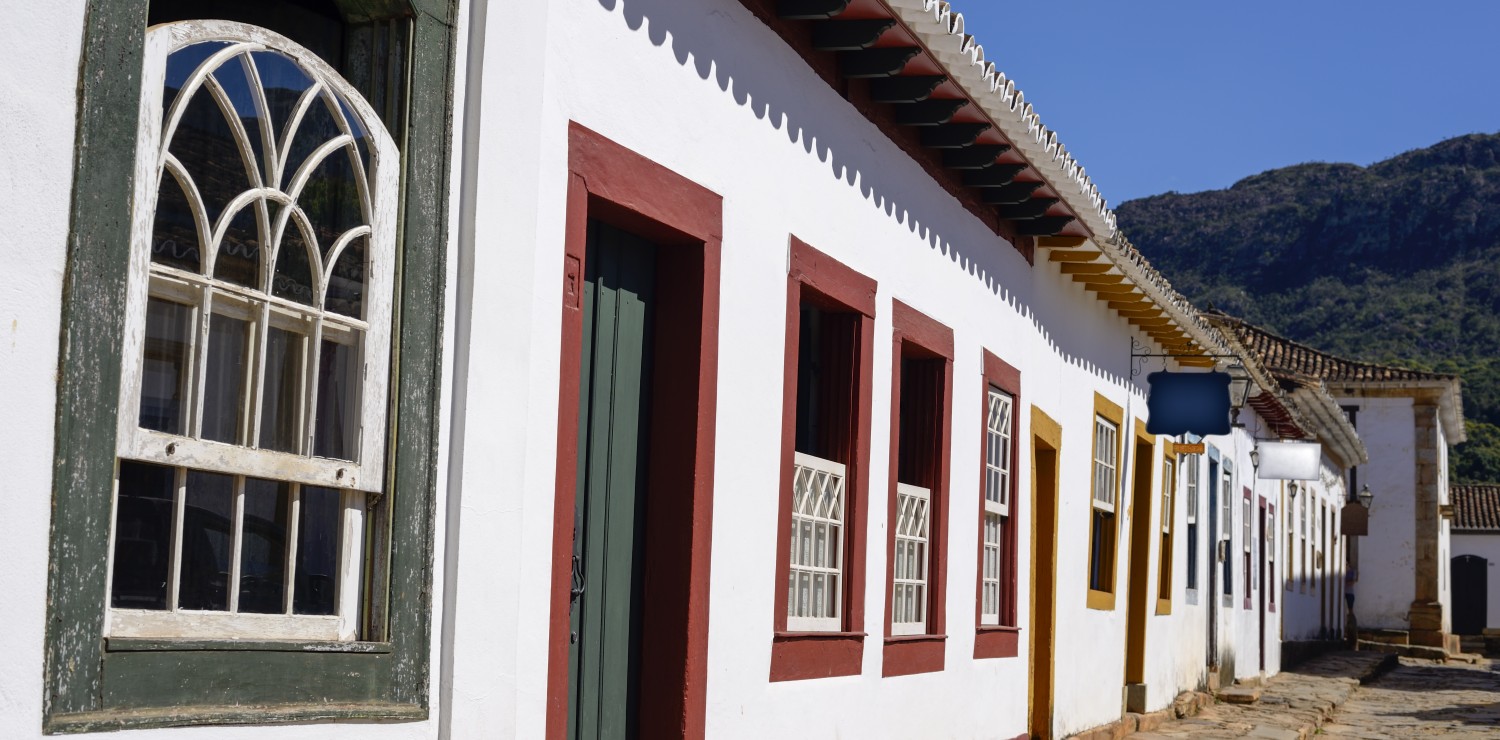 Minas Gerais Tiradentes rue avec fenêtres colorées