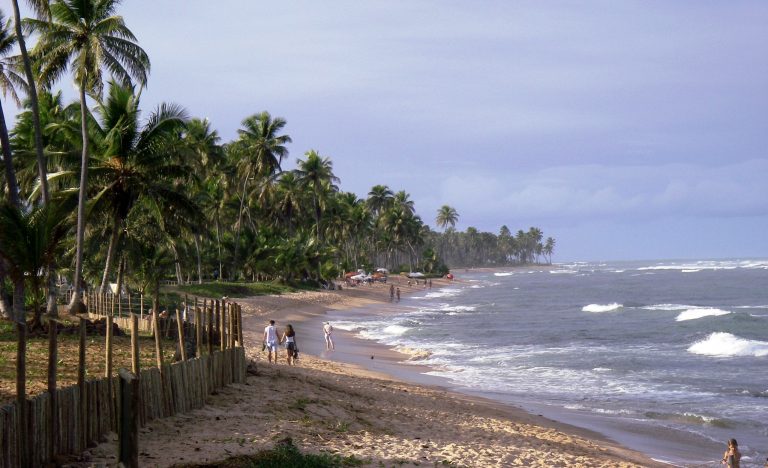 praia do Forte promeneurs sur la plage