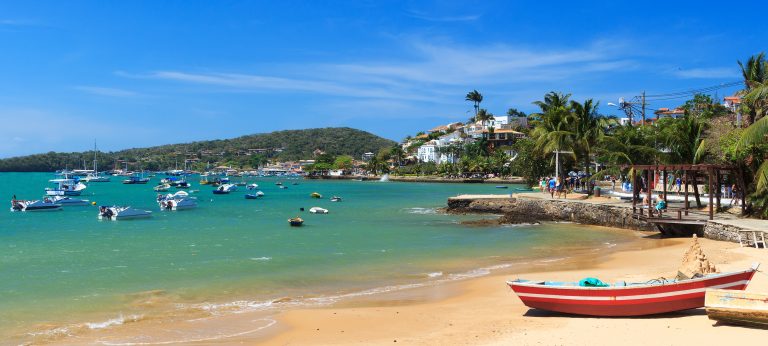 barque rouge sur la plage de Buzios