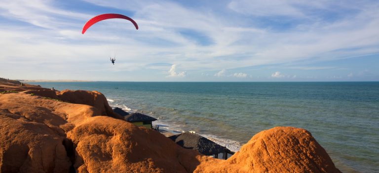 Canoa Quebrada Parapente survolant falaise