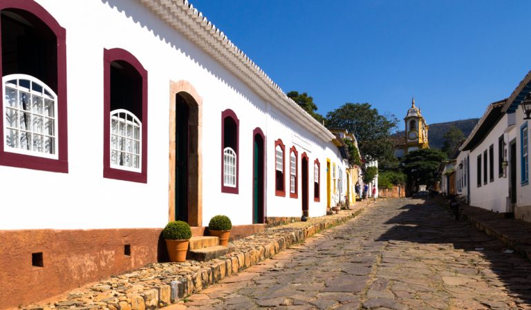 Minas Gerais ruelle ensoleillée Tiradentes