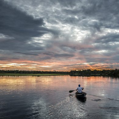 Amazonie Balade en canoe au soleil couchant