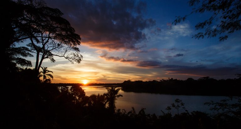 Amazonie magnifique lever de soleil sur le fleuve
