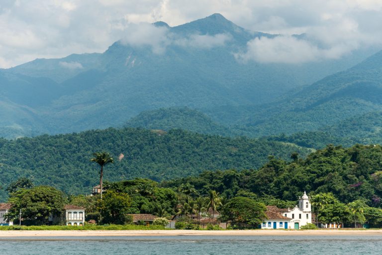 Paraty au pied de la Montagne