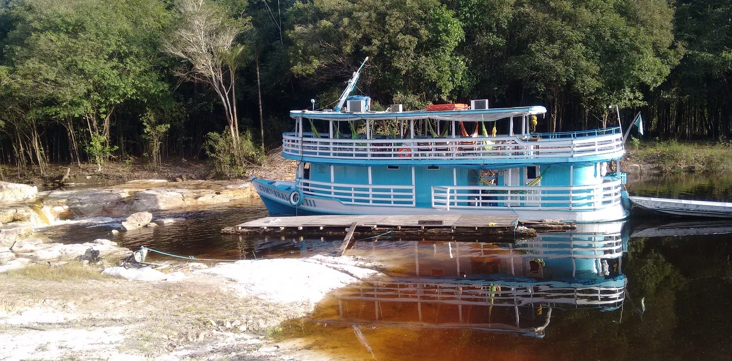 bateau au mouillage en Amazonie