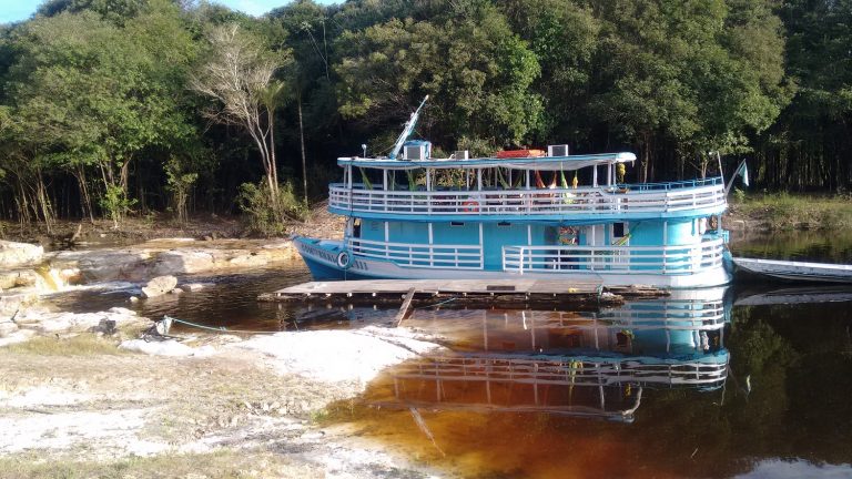 bateau au mouillage en Amazonie