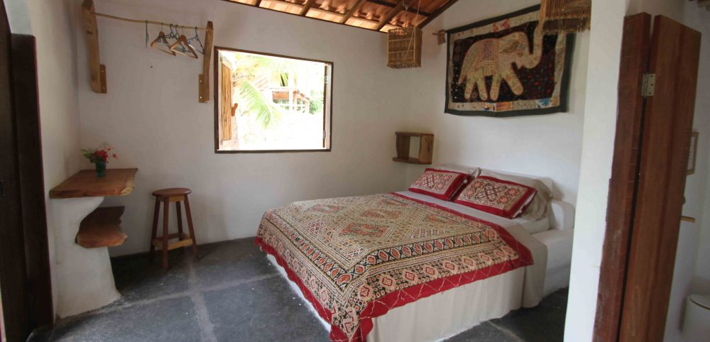 Vue d'une chambre double de catégorie standard à la pousada Maresia dans le village d'Atins au Nordeste du Brésil.