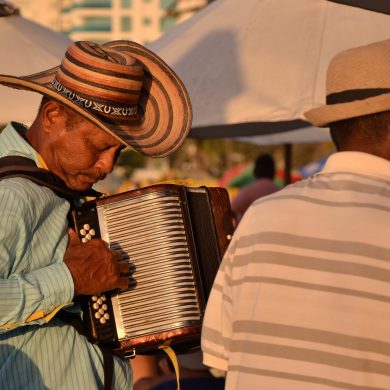 brésiliens jouant du forro à l’accordéon.