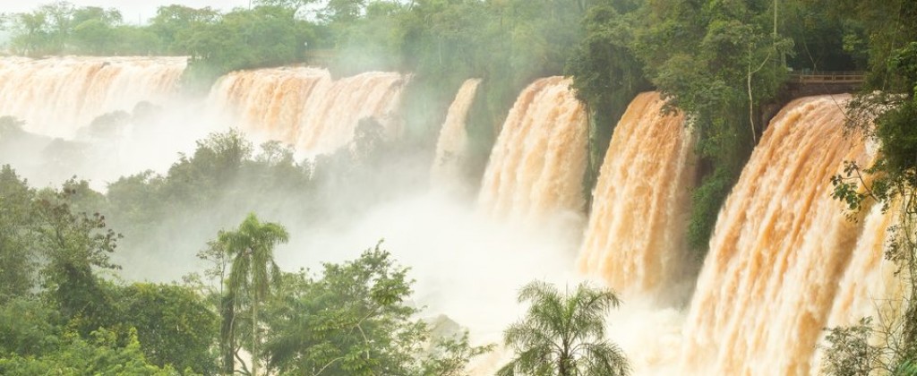 Iguaçu multiples chutes colorées
