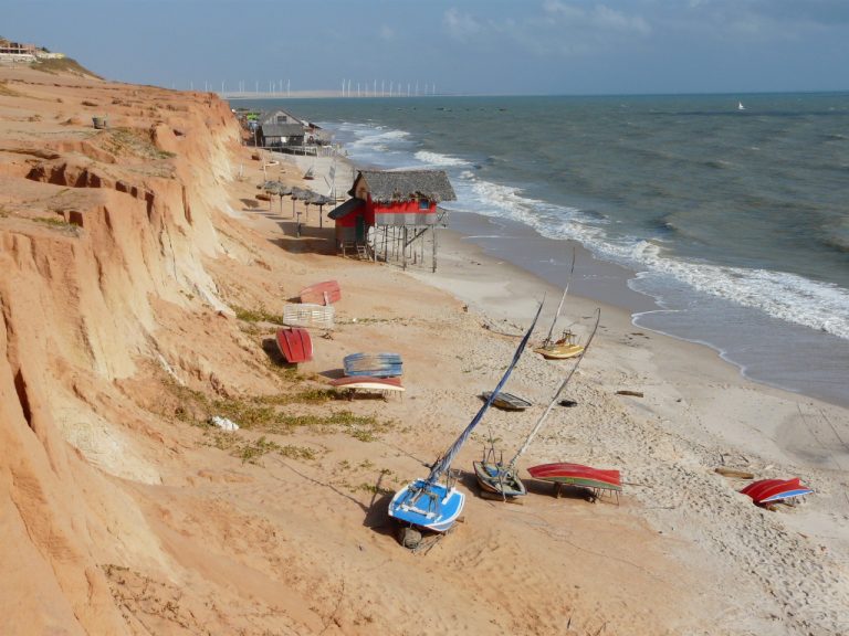 jangadas sur plage marée haute Canoa Quebrada
