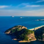 Vue aérienne de Copacabana depuis le Pão de Acucar à Bahia.