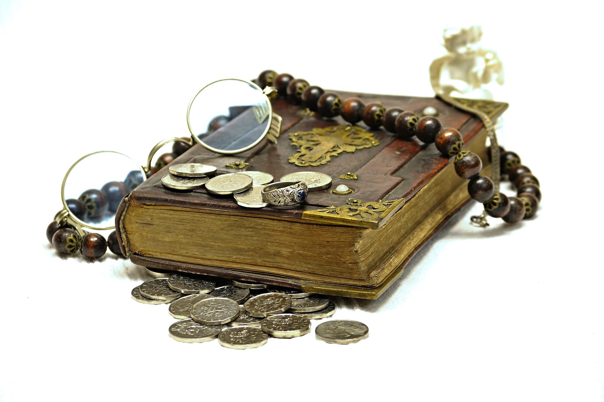 vieux livre et pièces de monnaies