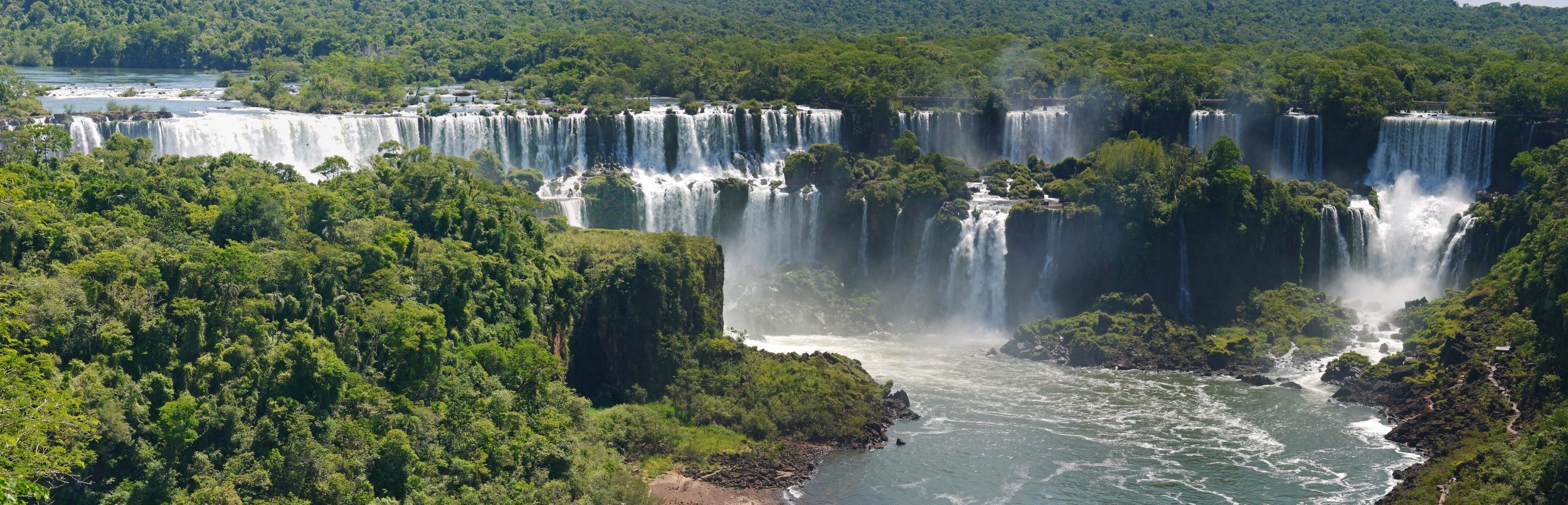 Grand angle sur les chutes d'Iguaçu