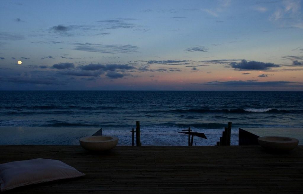 plage kenoa resort la nuit