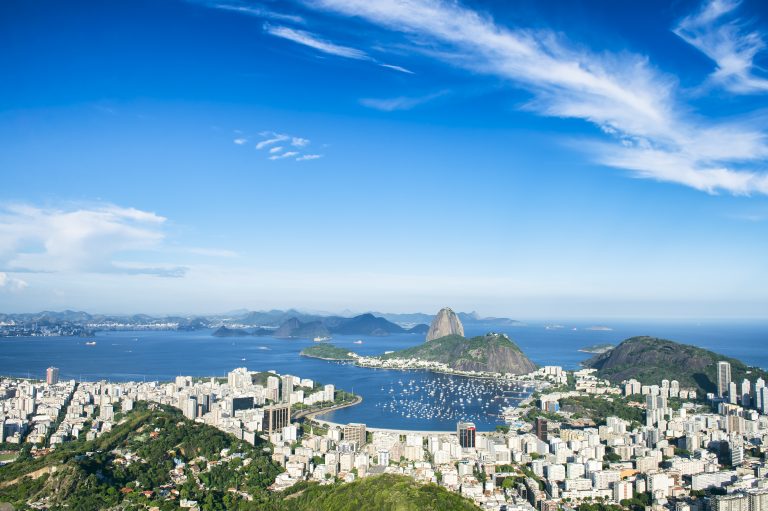 vue de la baie de Rio ensoleillée avec pain de sucre