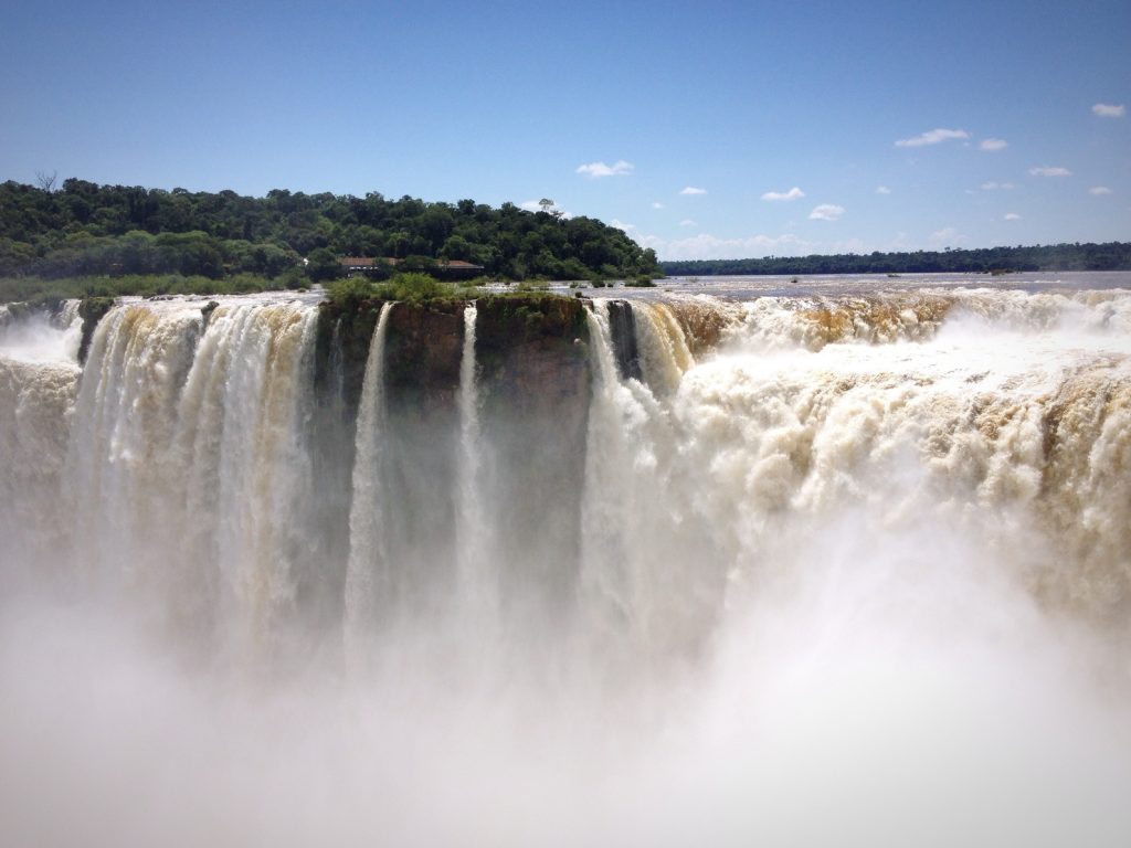 le debit extraordinaire des chutes d'Iguaçu