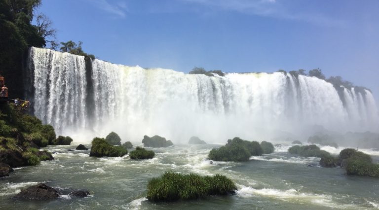 le-rideau-des-chutes-depuis-le-co%cc%82te-bresilien