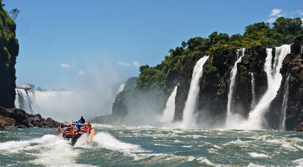 Iguaz-Wasserflle, mit Boot