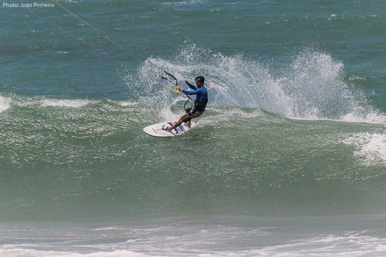 kitesur sur une vague à Guajiru