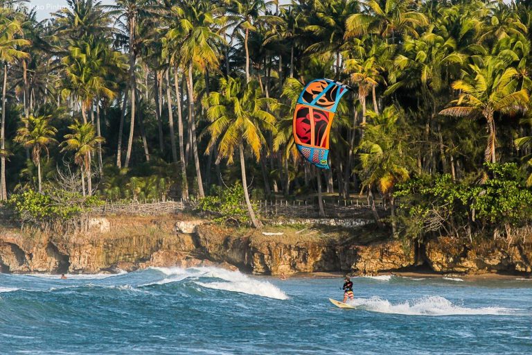 kite surfeur devant la côte à Taiba