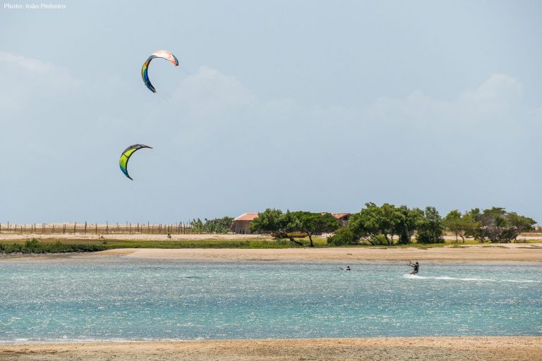kite sur l'eau plate