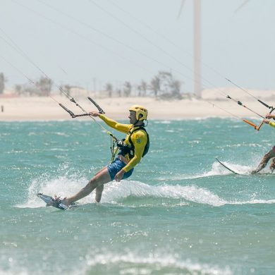 kite surfeurs apprentis sur l'océan au Brésil