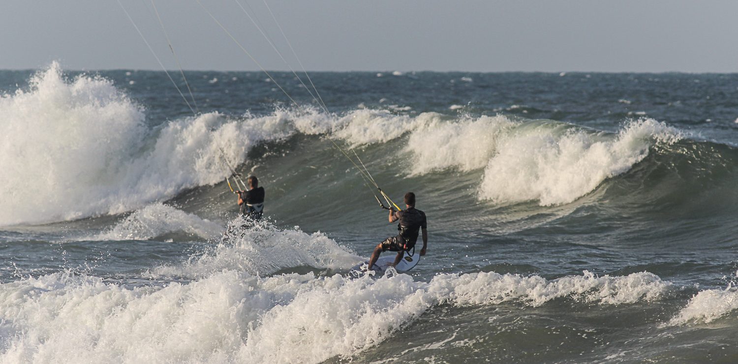 2 kitesurfeurs au mileu des vagues