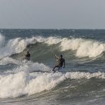 2 kitesurfeurs au mileu des vagues