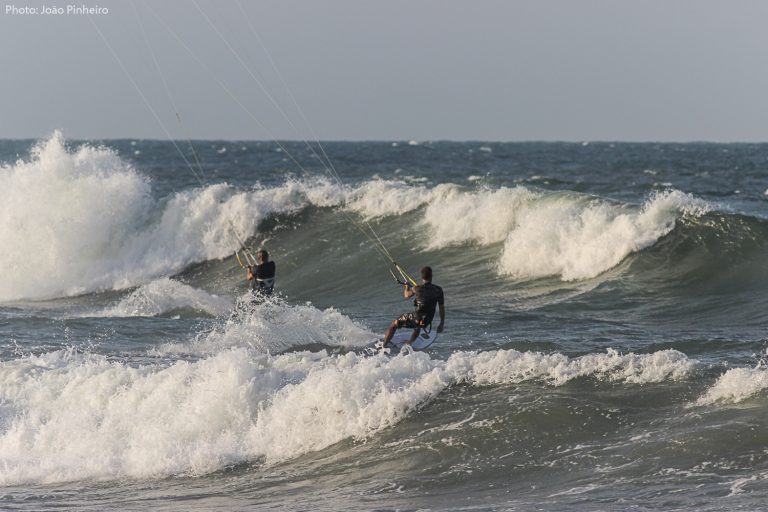 2 kitesurfeurs au mileu des vagues