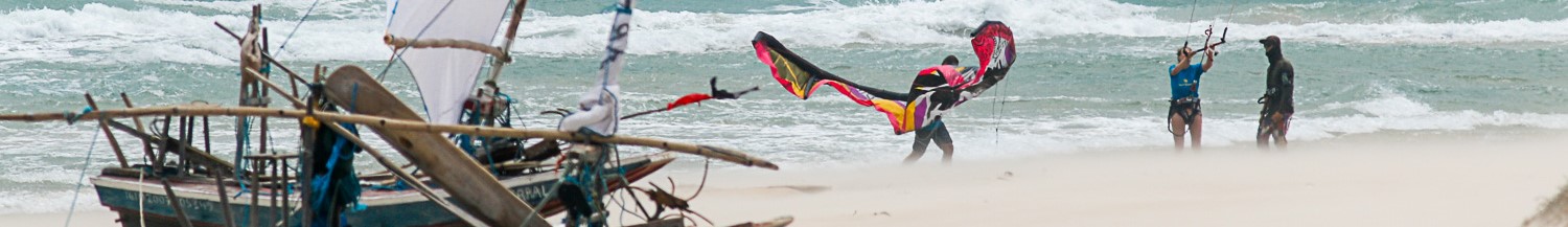 kitesurfeur revenant sur la plage à Natal