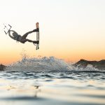 Saut en kite surf dans le soleil couchant sur la plage de Prea.