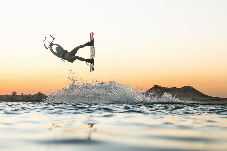 Saut en kite surf dans le soleil couchant sur la plage de Prea.