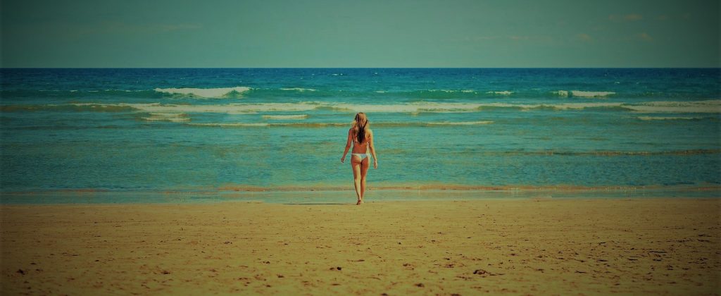femme seule sur la plage