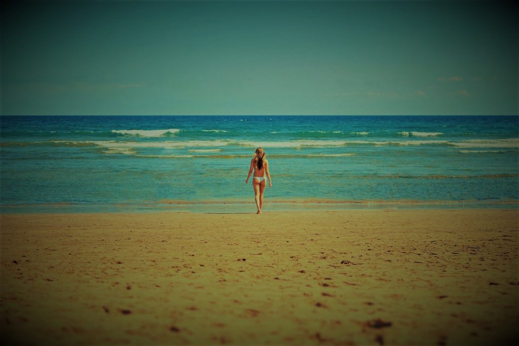 femme seule sur la plage