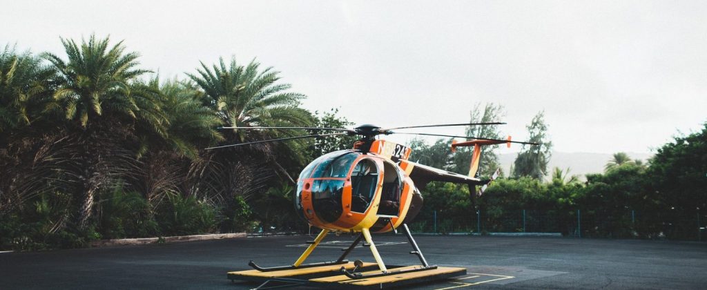 Hélicoptère sur un piste dans un jardin tropical au Brésil