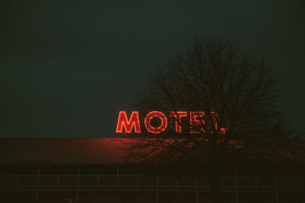 ensiegne lumineuse de motel de nuit