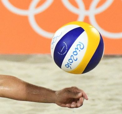 gros plan sur un bras et un ballon de beach volley au JO 2016 de Rio de Janeiro.