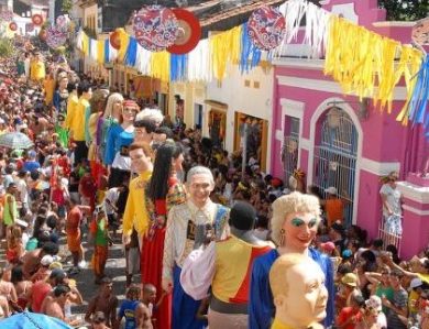 Défilé des marionnettes au carnaval de Recife.