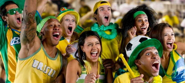 supporter de football brésiliens joyeux.