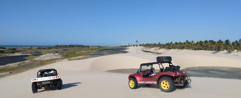2 buggy dans les dunes du Ceara au Brésil.
