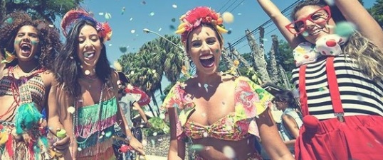 femmes riant au carnaval au Brésil