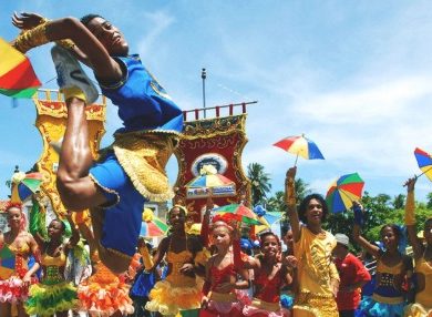 Démonstration de danse du Frevo au carnaval de Recife.